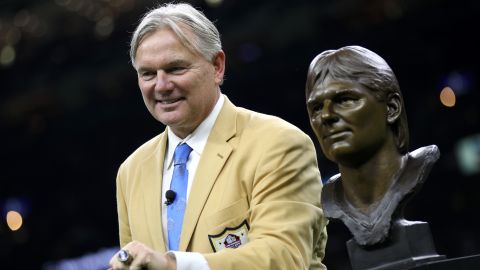 Andersen receives his NFL Hall of Fame ring in 2017.