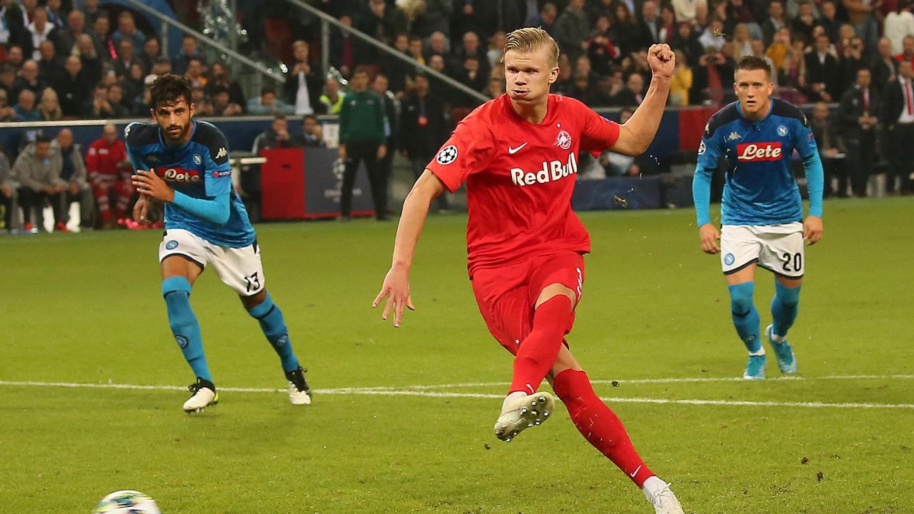 Salzburg's Norwegian forward Håland scores from the penalty spot against Napoli.