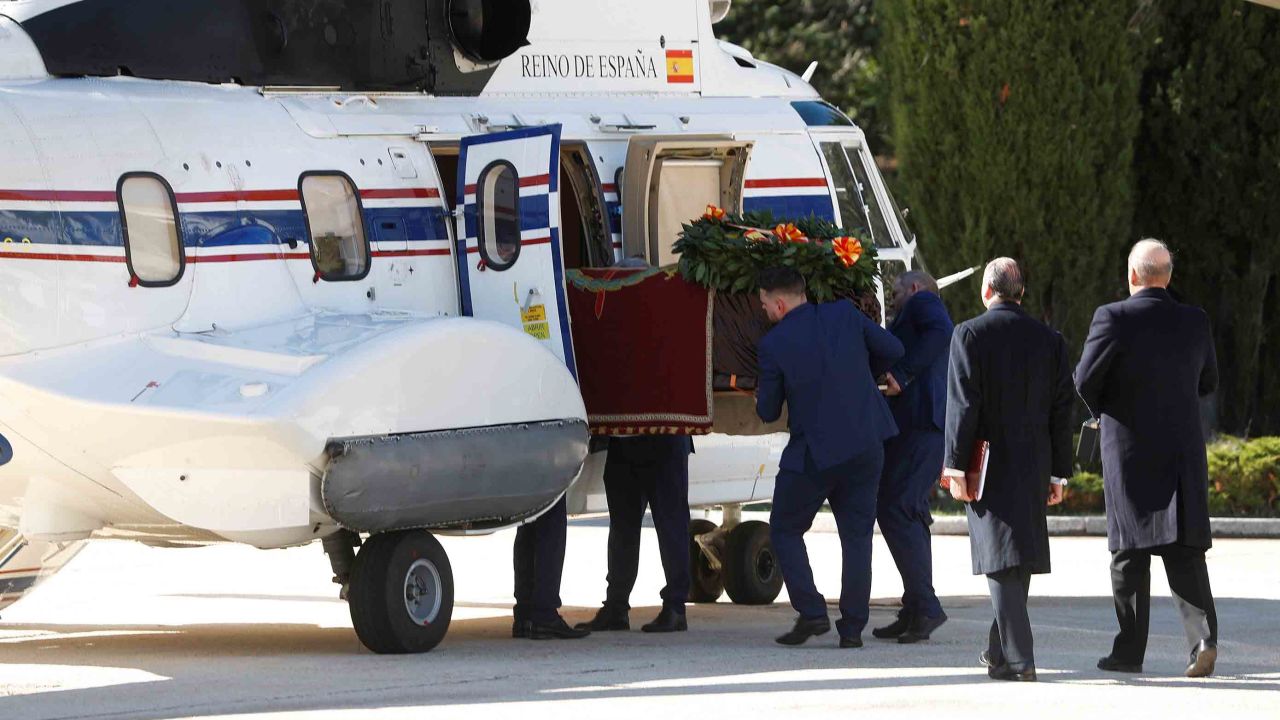 El coffin of Spanish dictator Francisco Franco is loaded in a Super Puma helicopter for its transportation to the Mingorrubio El Pardo cemetery, after its exhumation from the Valle de los Caidos (Valley of the Fallen) mausoleum in San Lorenzo del Escorial on October 24, 2019. - Spain has removed the remains of dictator Francisco Franco from a grandiose state mausoleum northwest of Madrid today. The long-awaited date was announced after Spain's Supreme Court last month overruled a string of objections from his family, who had tried to halt the exhumation. The remains will be relocated to Mingorrubio El Pardo, a state cemetery 20 kilometres (12 miles) north of the capital, and placed next to those of his wife, Carmen Polo. (Photo by J. J. GUILLEN / POOL / AFP) (Photo by J. J. GUILLEN/POOL/AFP via Getty Images)