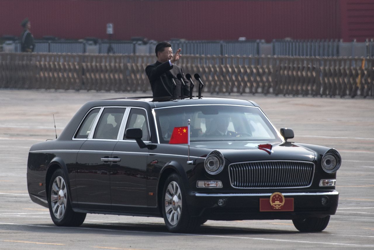 चीनी नेता शी जिनपिंग ने 1 अक्टूबर, 2019 को कम्युनिस्ट चीन की स्थापना की 70वीं वर्षगांठ के उपलक्ष्य में आयोजित परेड के दौरान पीएलए सैनिकों का निरीक्षण किया।