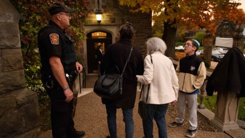  A police officer stands guard outside Temple Sinai before Friday evening Shabbat services in November 2018 in Pittsburgh. Temple Sinai, just a half mile from Tree of Life Synagogue, opened their doors to Pittsburgh-area Jews after the shooting