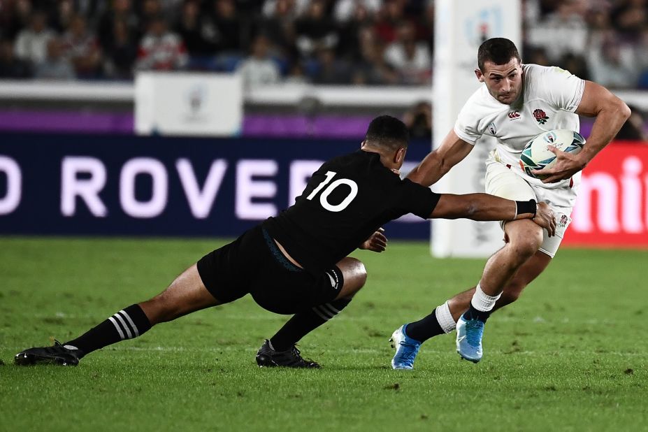 England wing Johnny May takes flight past the outstretched hand of New Zealand's Richie Mo'unga.