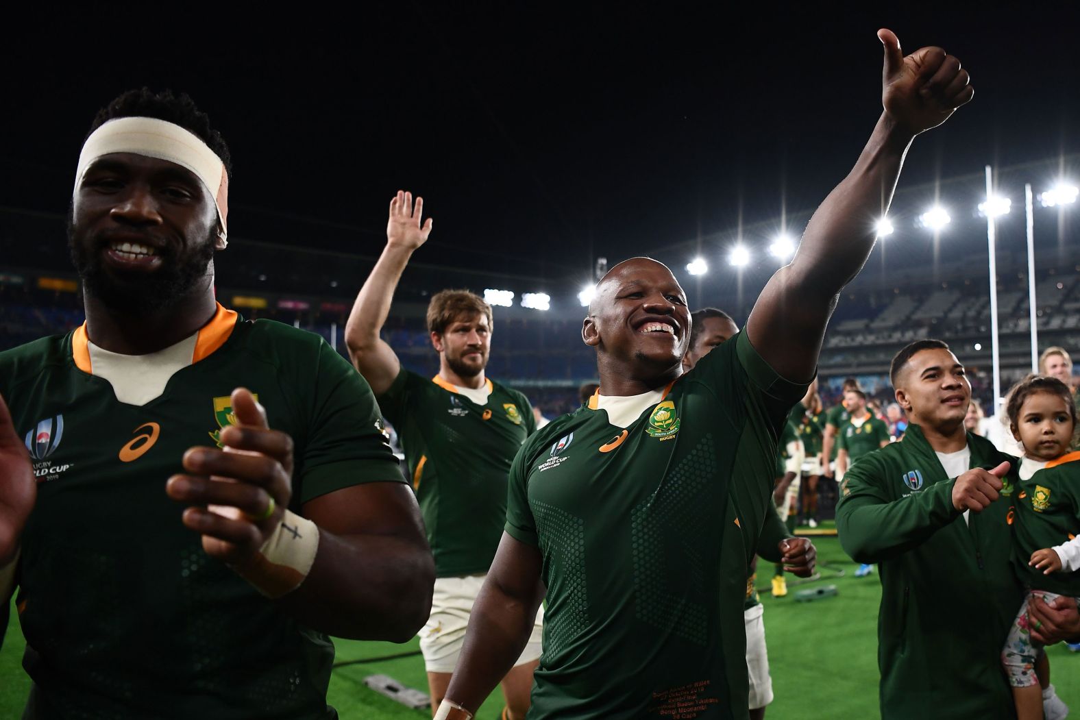 South Africa triumphs 19-16 thanks to a late penalty kick from Handre Pollard. Springbok hooker Bongi Mbonambi (center) gestures after booking a spot in the final against England.