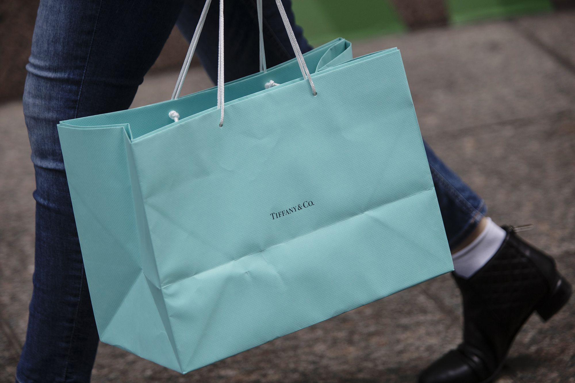 Tiffany & Co stock price plunges 10% as the Louis Vuitton parent company  LVMH pulls out of the deal