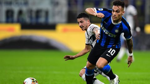 Parma's Italian midfielder Matteo Scozzarella (L) and Inter Milan's Argentinian forward Lautaro Martinez go for the ball.