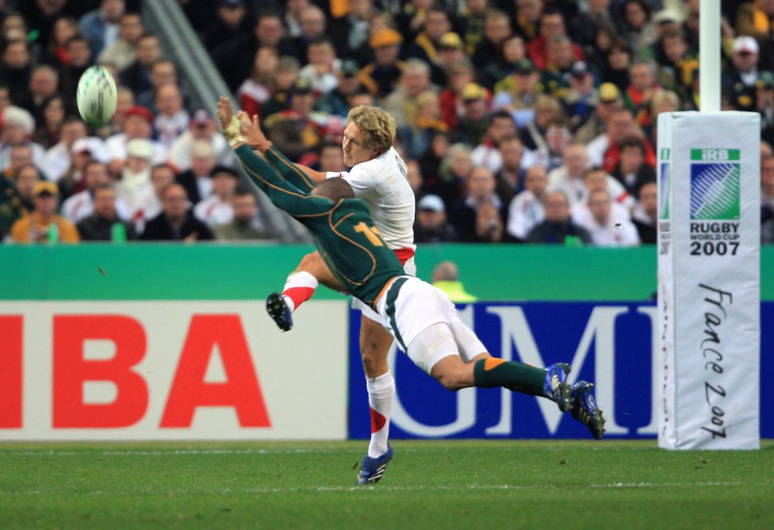 A diving Bryan Habana puts Jonny Wilkinson under pressure at the 2007 Rugby World Cup. 