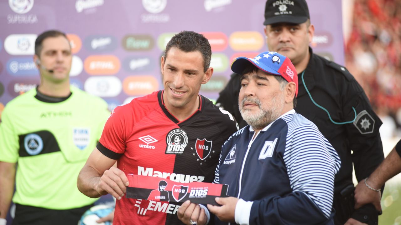 Diego Maradona was presented with a customized captain's armband by Newell's captain Maxi Rodriguez.