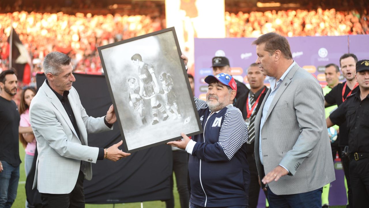 Diego Maradona was presented with painting of himself playing for Newell's.