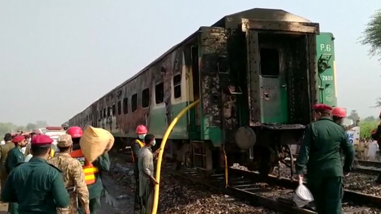 02 pakistan train fire 1031