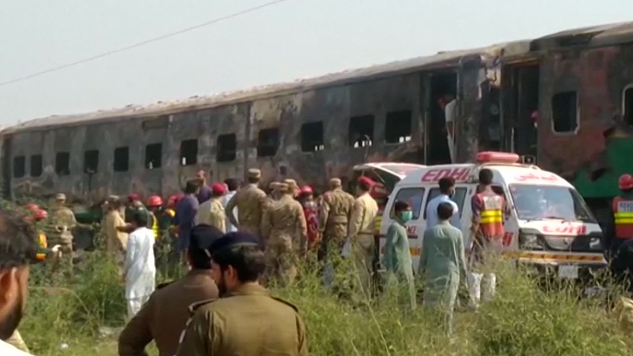 03 pakistan train fire 1031