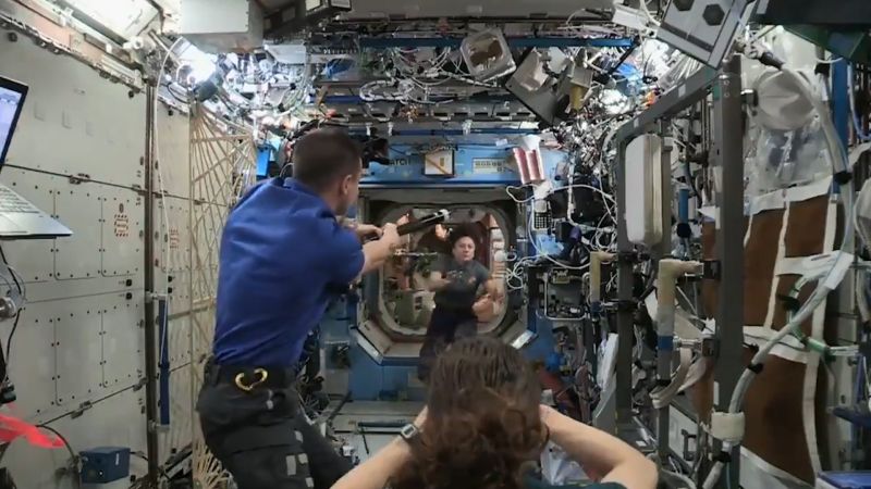 astronauts no gravity