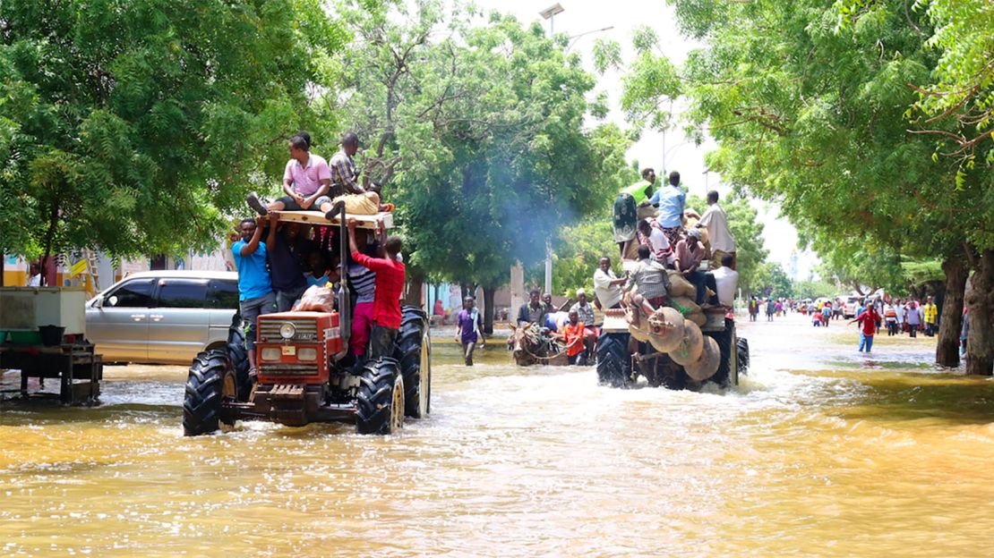 Residents are evacuted with tractors on Sunday. Photo via Save the Children