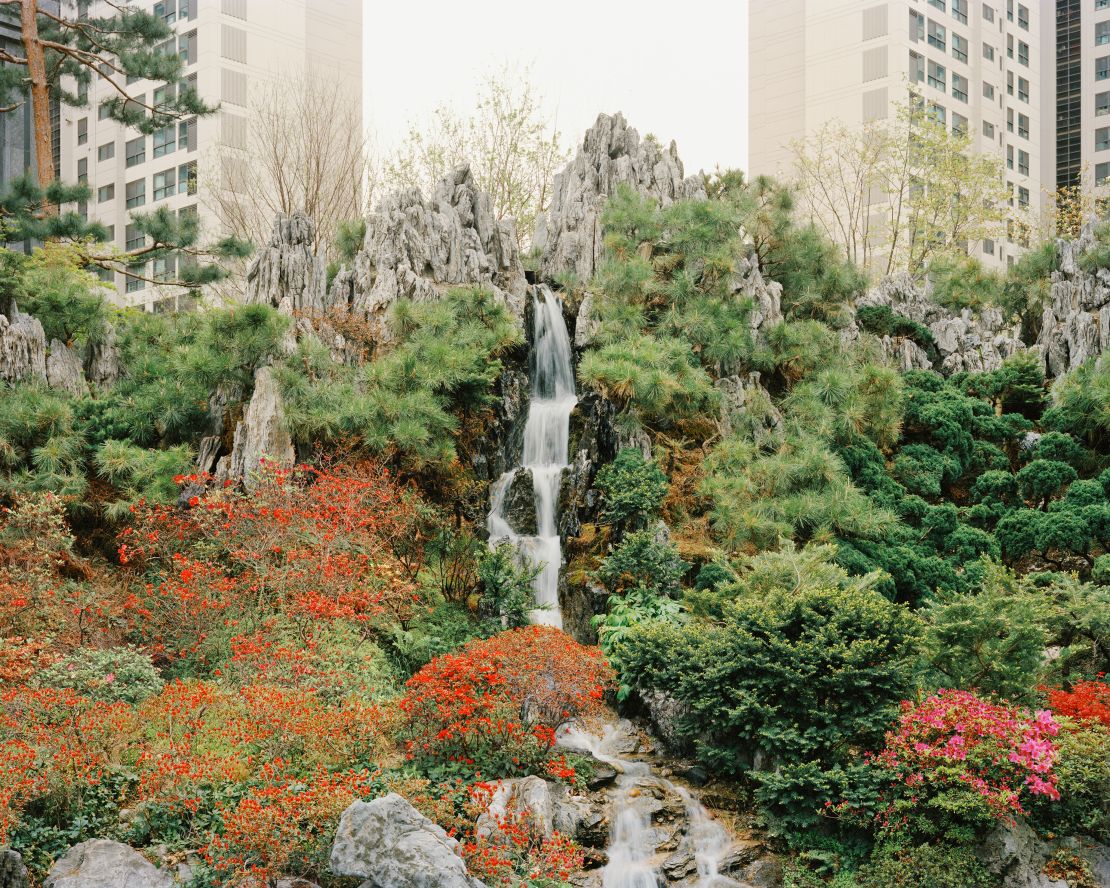 Kim photographed a 4-meter-tall recreation of Mount Kumgang in the apartment complex. 
