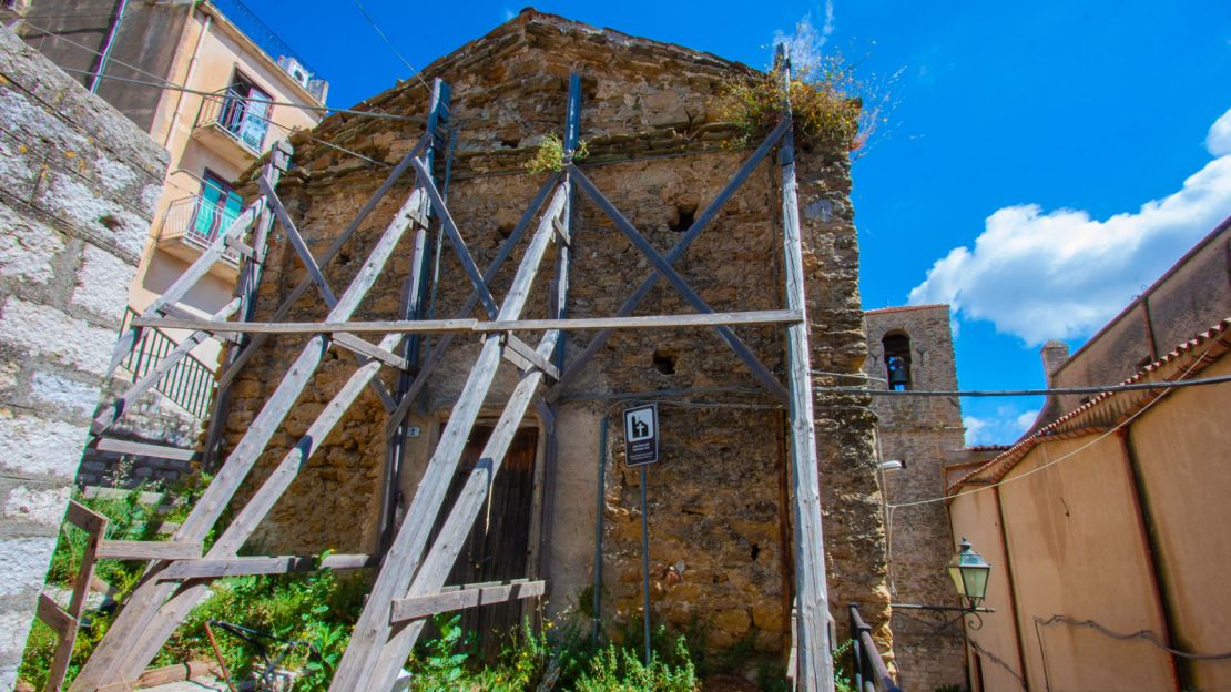 Cammarata is filled with declining homes abandoned by owners. 