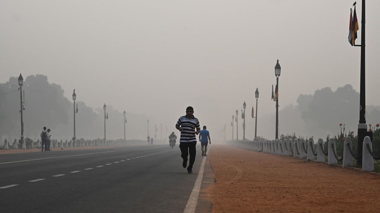 A man jogs along a street under smoggy conditions in New Delhi on November 1, 2019. 