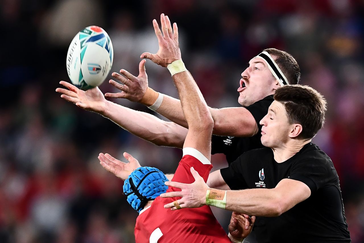Wales' flanker Justin Tipuric (L) fights for the ball with New Zealand's lock Brodie Retallick (C) and fullback Beauden Barrett.
