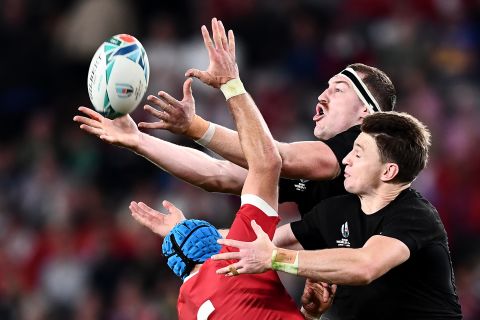 Wales' flanker Justin Tipuric (L) fights for the ball with New Zealand's lock Brodie Retallick (C) and fullback Beauden Barrett.