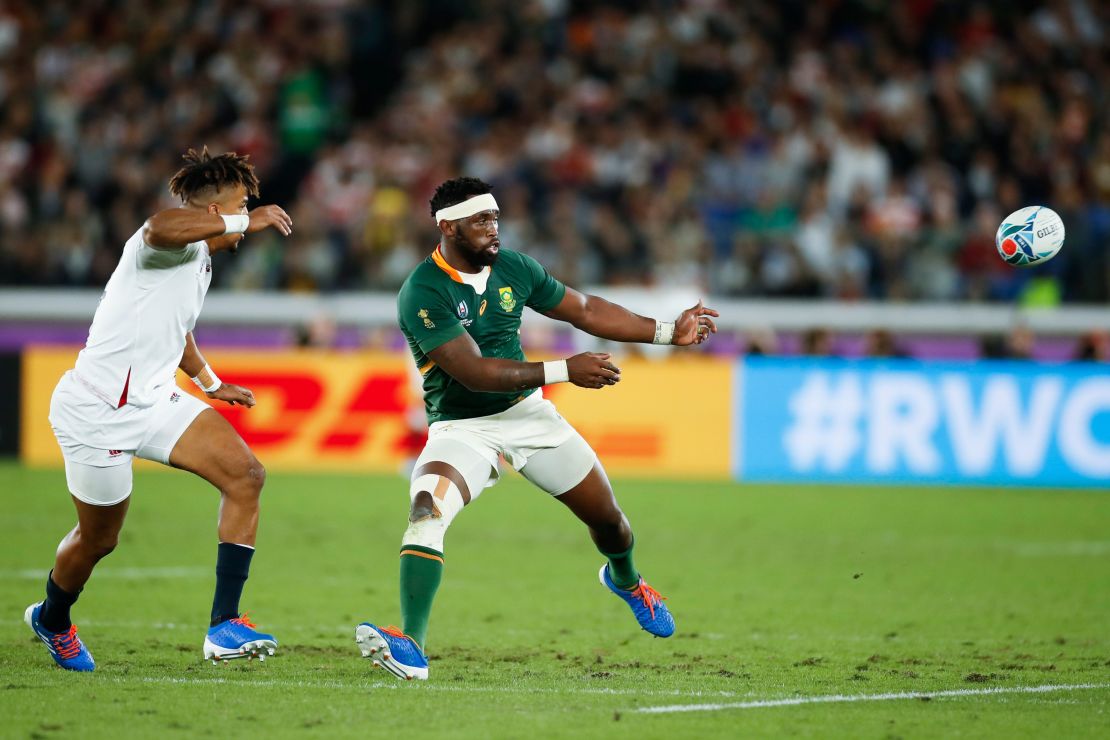 South Africa's flanker Siya Kolisi (R) passes the ball beside England's wing Anthony Watson during the Japan 2019 Rugby World Cup final.