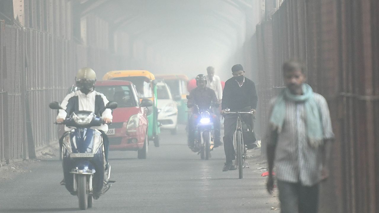 Air quality has reached "hazardous" levels in parts of New Delhi, following days of heavy smog.