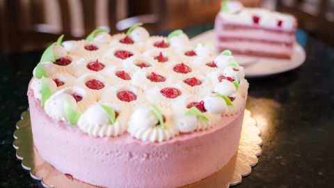 budapest-cakes---Full-Cake-and-Cake-Slice-(1)