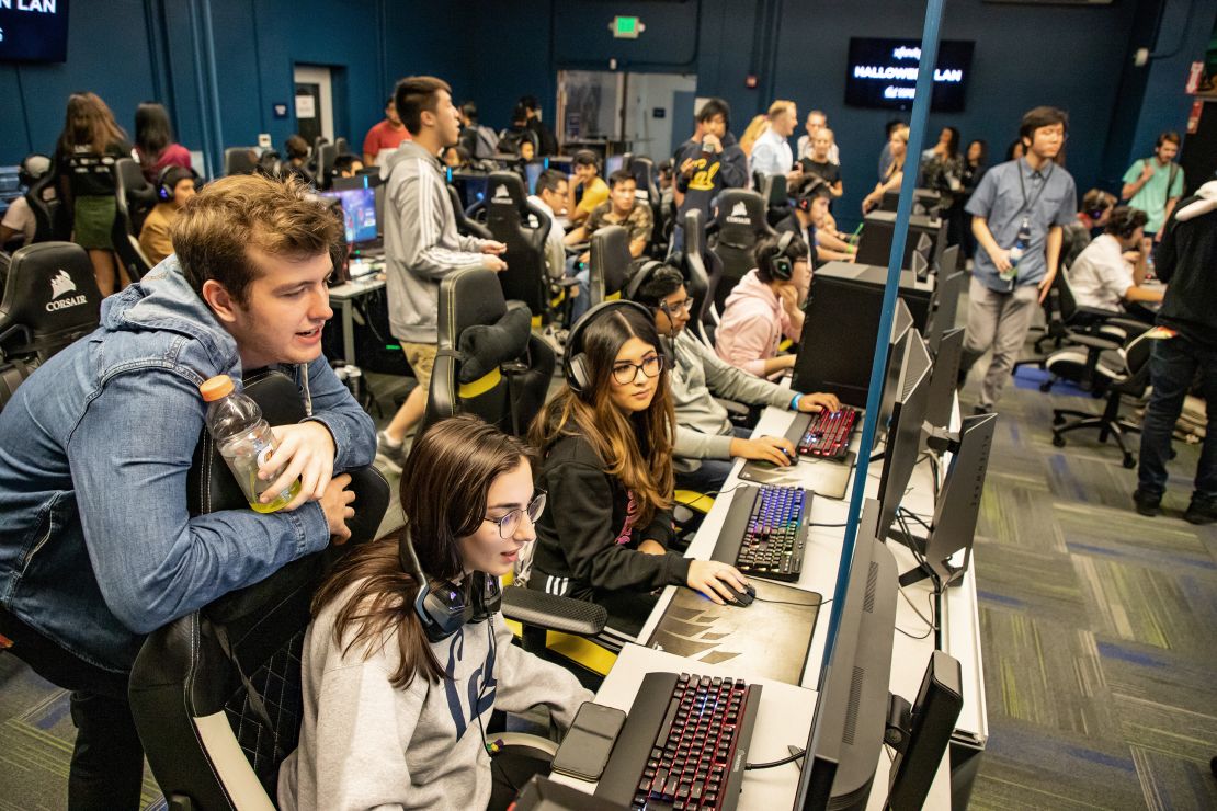 Students at UC Berkeley play games alongside Twitch streamer Jayden Diaz during a Halloween event.