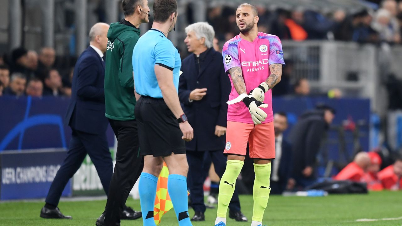 Kyle Walker of Manchester City prepares to go in goal after Claudio Bravo was shown a red card. 
