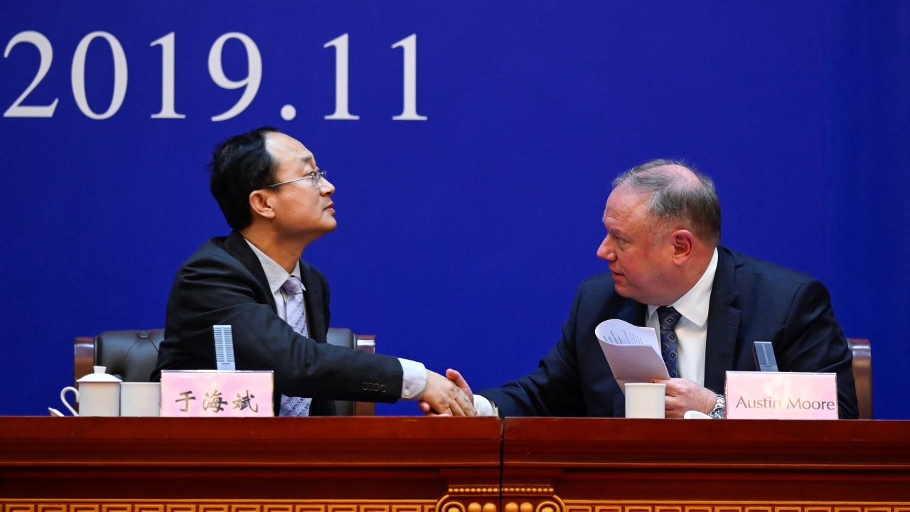 Yu Haibin (L), deputy director of China National Narcotics Control Commission shakes hands with Austin Moore, US Department of Homeland Security and Immigration and Customs Enforcement attache to China, on November 7.