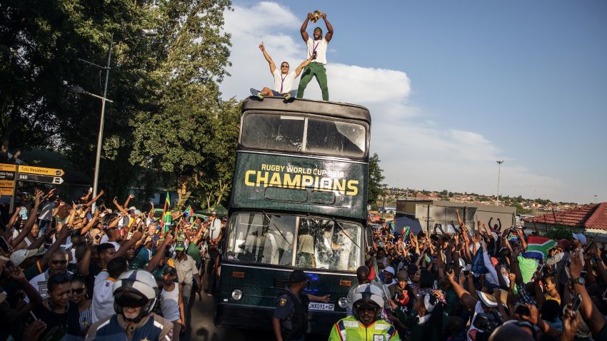 South African Rugby captain Siya Kolisi (C) holds up the Web Ellis trophy as the World Cup winner team parades Vilakazi street in Soweto on an open top bus  on November 7, 2019 in Soweto, South Africa. (Photo by Michele Spatari / AFP) (Photo by MICHELE SPATARI/AFP via Getty Images)