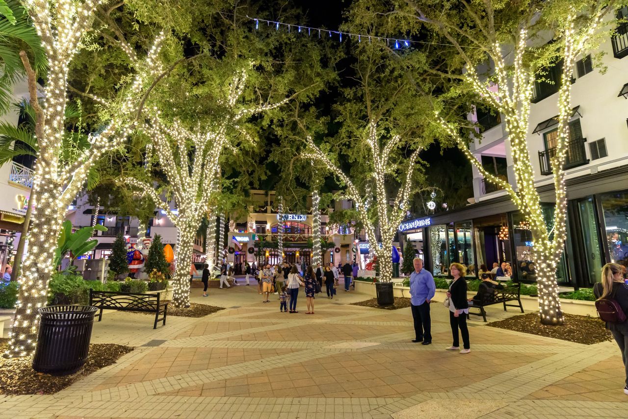 <strong>Naples, Florida:</strong> Shoppers and revelers roam a festive 5th Avenue South during Christmas time in this Southwest Florida city.