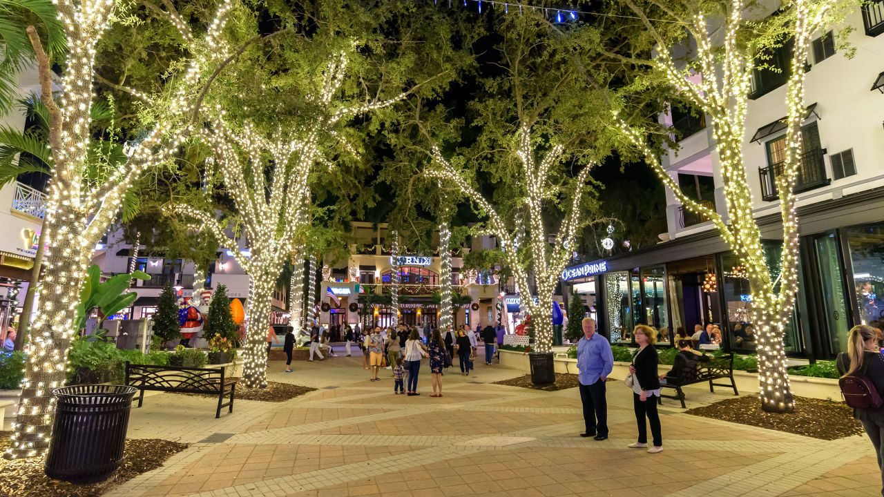 Naples, Florida, often has some of the warmest temperatures in the continental United States around Christmas.