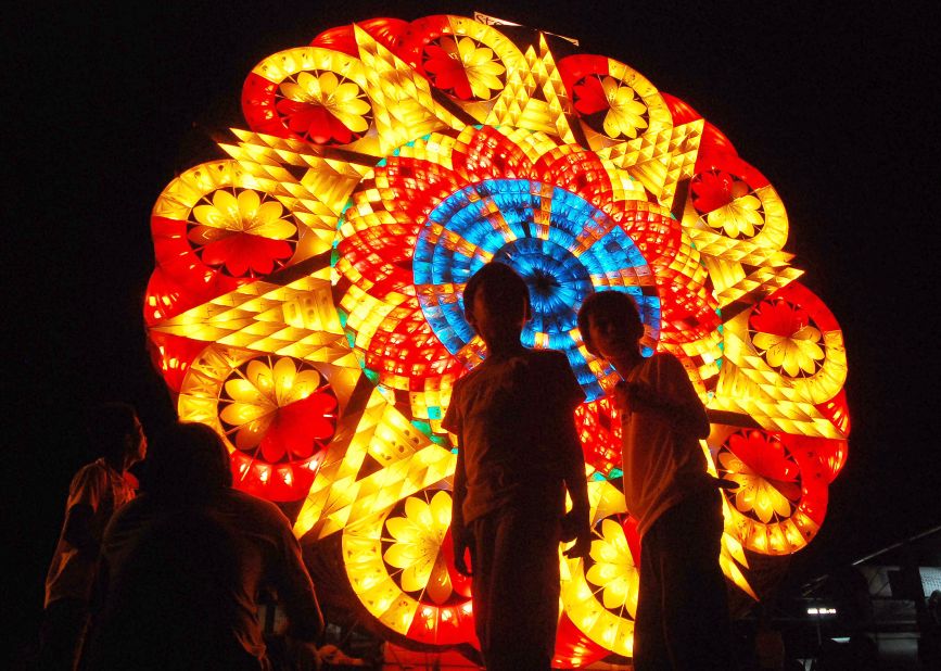 <strong>San Fernando, Philippines:</strong> Spectators watch a light display during the Giant Lantern Festival. These can get up to 6 meters (20 feet) tall.