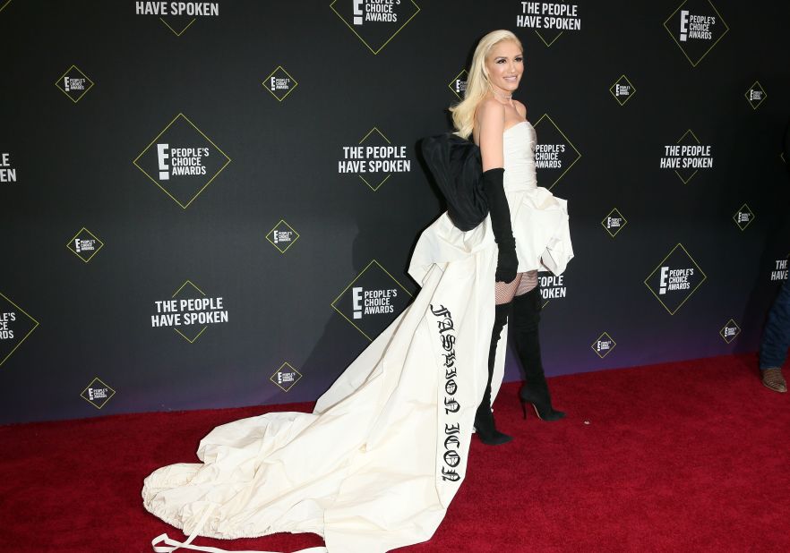 Gwen Stefani arrived in Vera Wang before receiving the Fashion Icon Award.