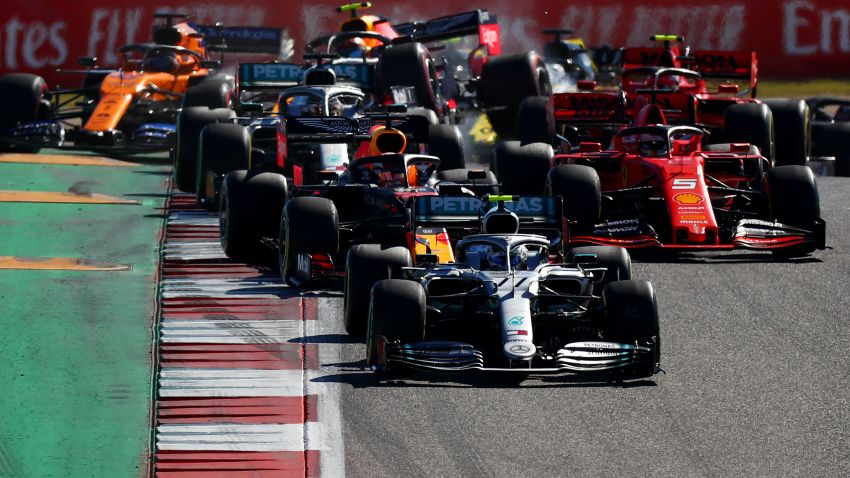 AUSTIN, TEXAS - NOVEMBER 03: Valtteri Bottas driving the (77) Mercedes AMG Petronas F1 Team Mercedes W10 leads Max Verstappen of the Netherlands driving the (33) Aston Martin Red Bull Racing RB15 and the rest of the field into turn two at the start during the F1 Grand Prix of USA at Circuit of The Americas on November 03, 2019 in Austin, Texas. (Photo by Dan Istitene/Getty Images)