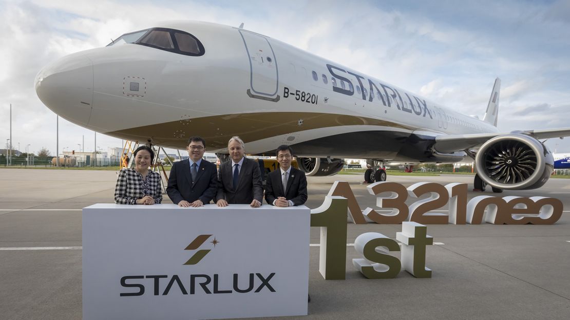 Chang (segundo a partir da esquerda) pilotou o primeiro avião da STARLUX de Hamburgo para Taipei.