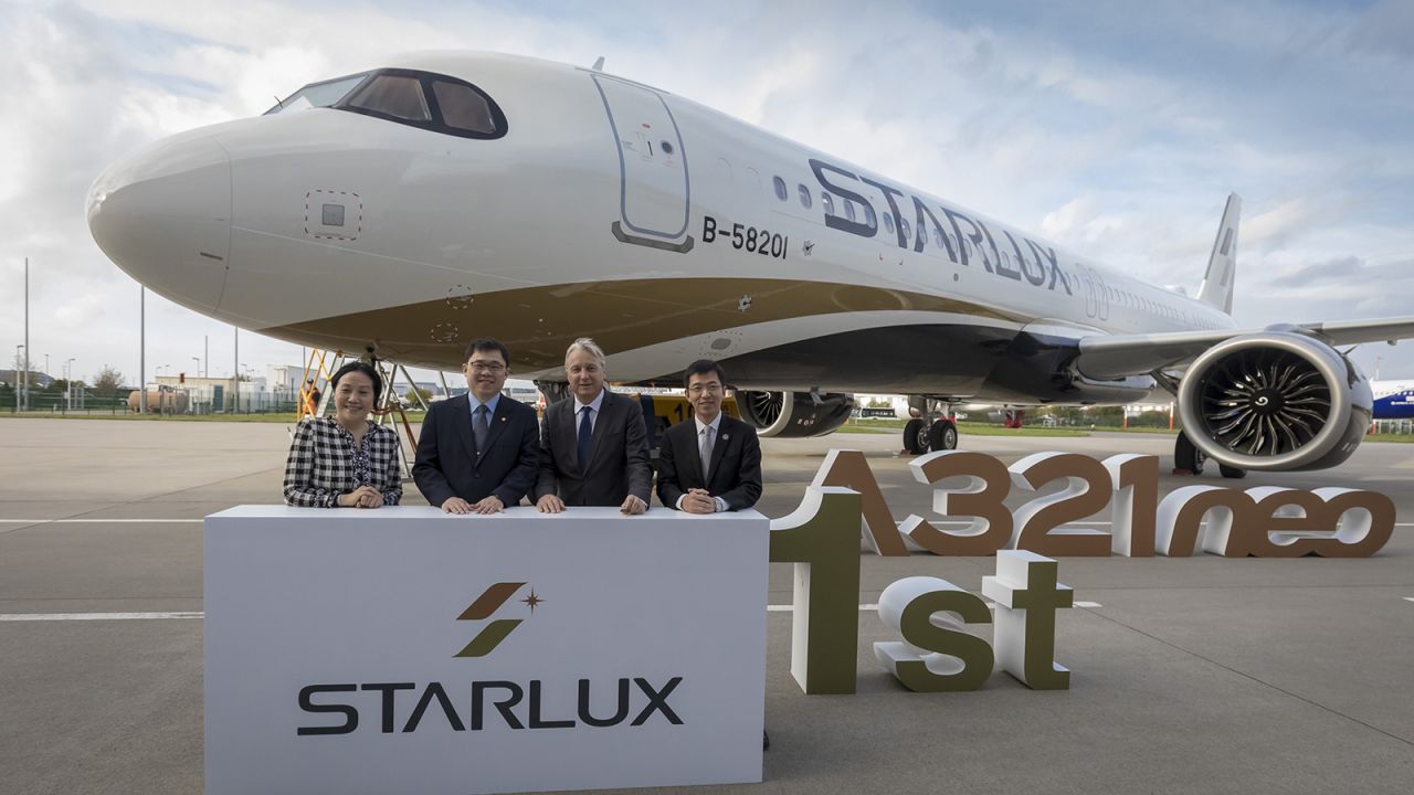 Chang (second from left) piloted STARLUX's first plane from Hamburg to Taipei.