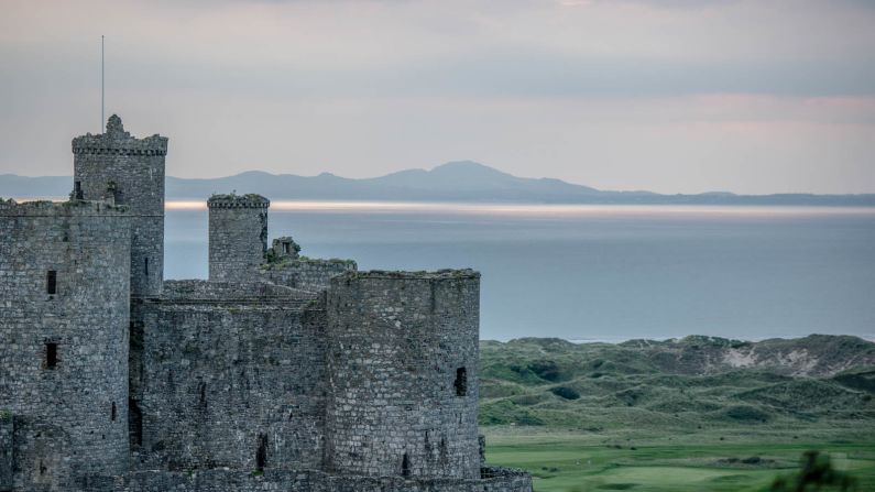 <strong>Harlech Castle</strong>: On the shores of Cardigan Bay, this turreted castle played a key role in Welsh history in 1404, when it was seized by Welsh rebels led by Owain Glyndwr. 