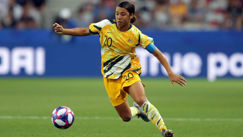 NICE, FRANCE - JUNE 22: Sam Kerr of Australia runs with the ball during the 2019 FIFA Women's World Cup France Round Of 16 match between Norway and Australia at Stade de Nice on June 22, 2019 in Nice, France. (Photo by Richard Heathcote/Getty Images)
