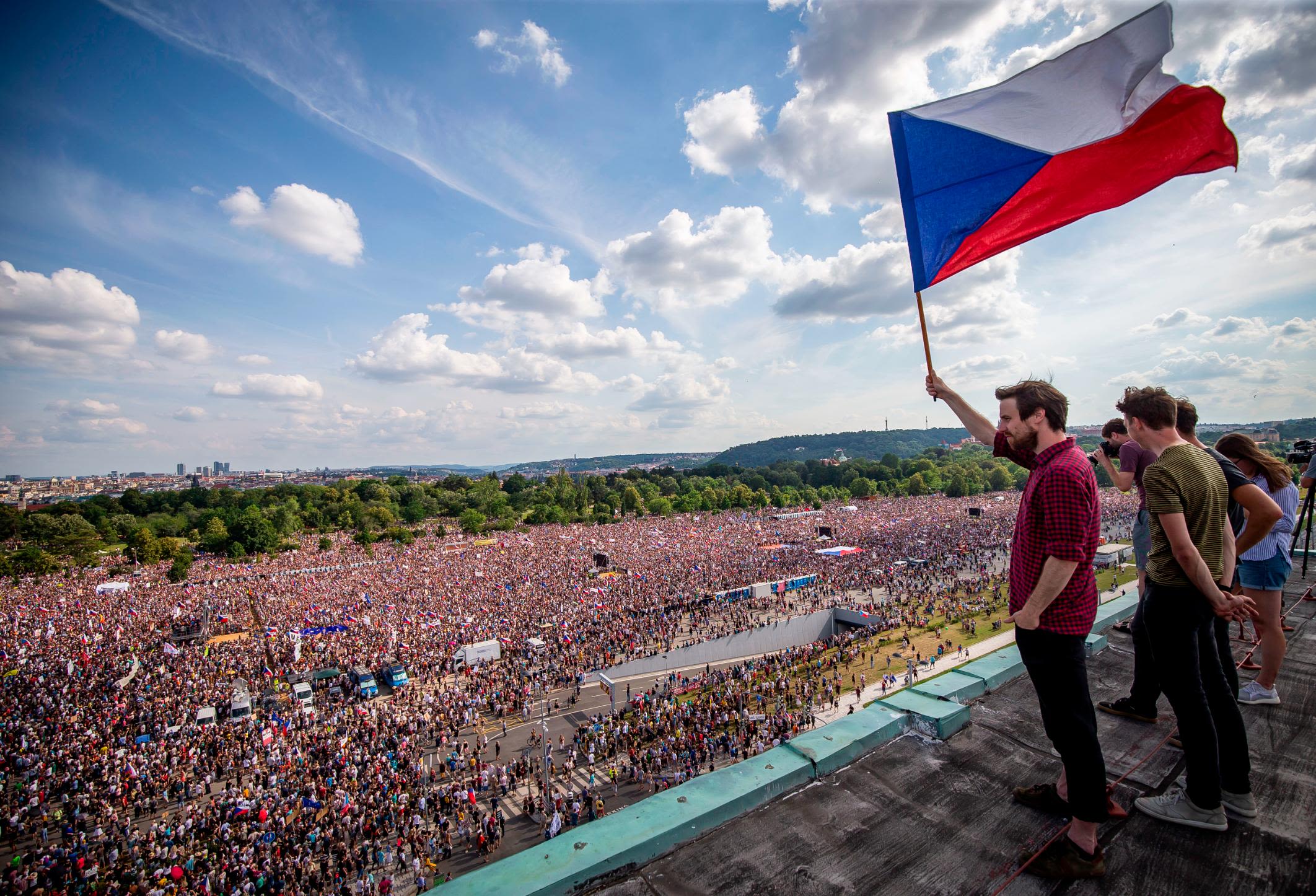 И даже тысяч человек которым. Митинг в Чехии. 40 Тысяч человек. 250 Тысяч человек. СТО тысяч человек.