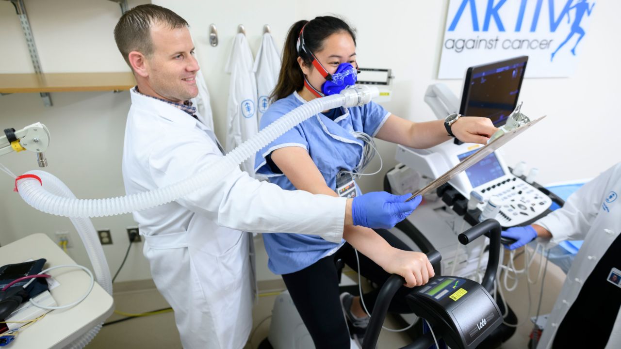 Memorial Sloan Kettering Exercise Physiologist Dan Townend conducts a cardiopulmonary exercise test to assess cardiorespiratory fitness on Catherine Lee. 