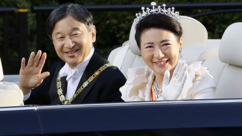 Japanese Emperor Naruhito and Empress Masako wave to the crowd during his enthronement parade from the Imperial Palace to the Akasaka Imperial Residence in Tokyo on November 10, 2019. 