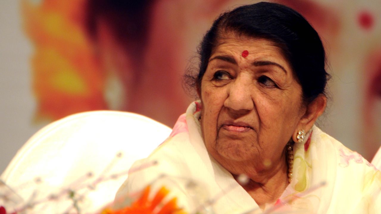 rajkotupdates.news : famous singer lata mangeshkar has died