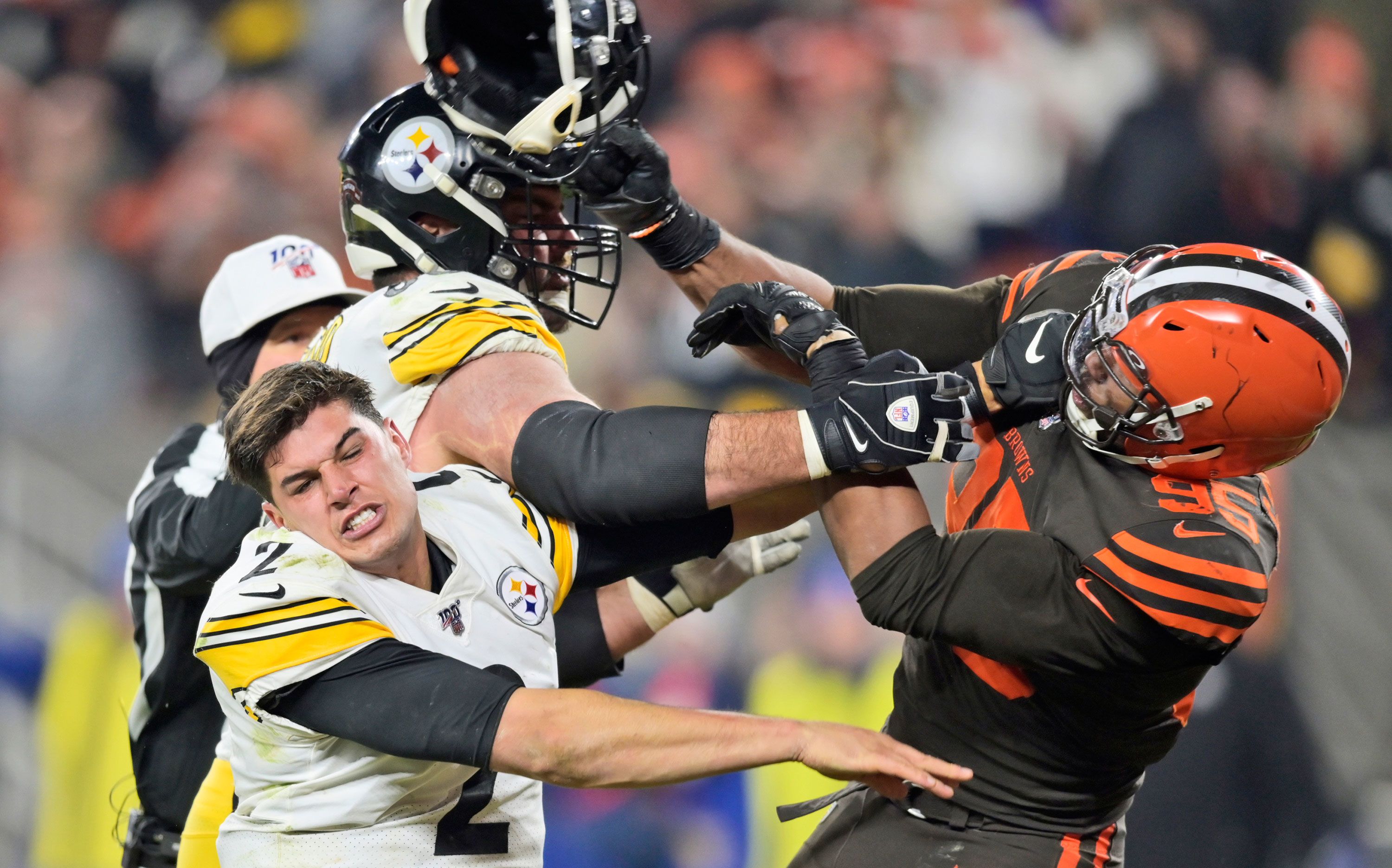 Browns' win over the Steelers ends in a helmet swing and a brawl