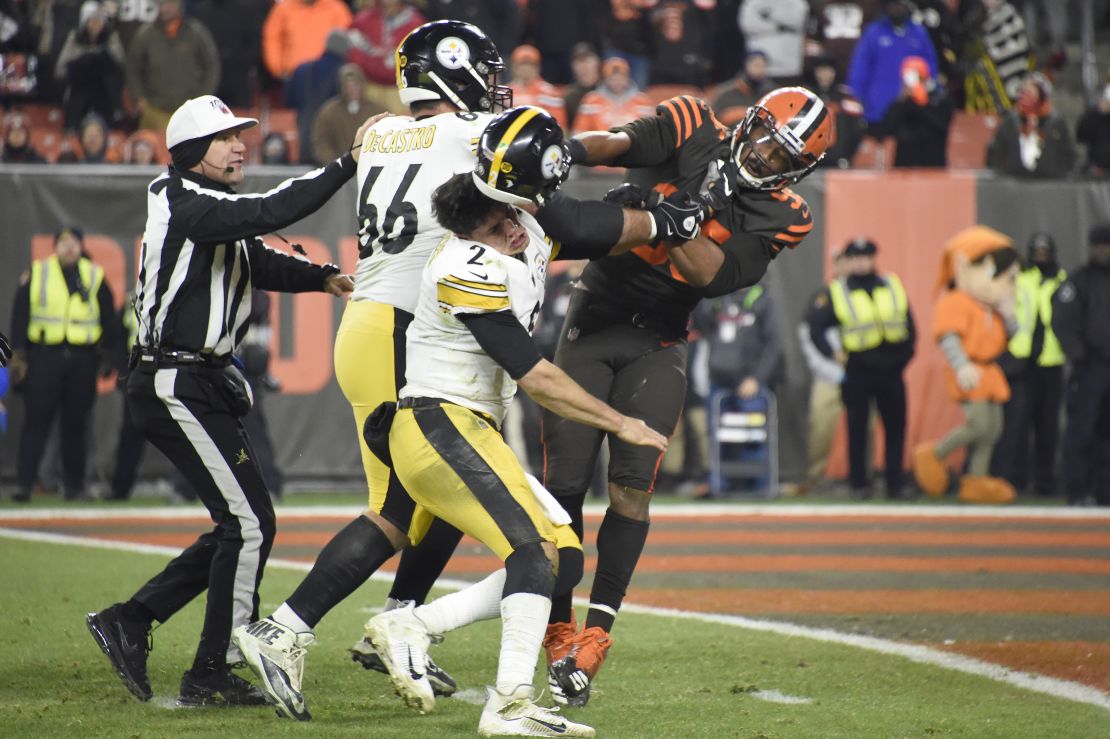 Quarterback Mason Rudolph of the Pittsburgh Steelers fights with defensive end Myles Garrett of the Cleveland Browns. 