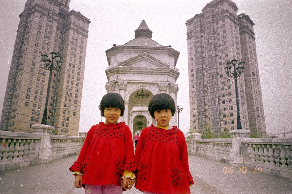 Sauvin found that twins are often dressed in identical clothes and asked to pose in a way that makes the photo almost symmetrical. 