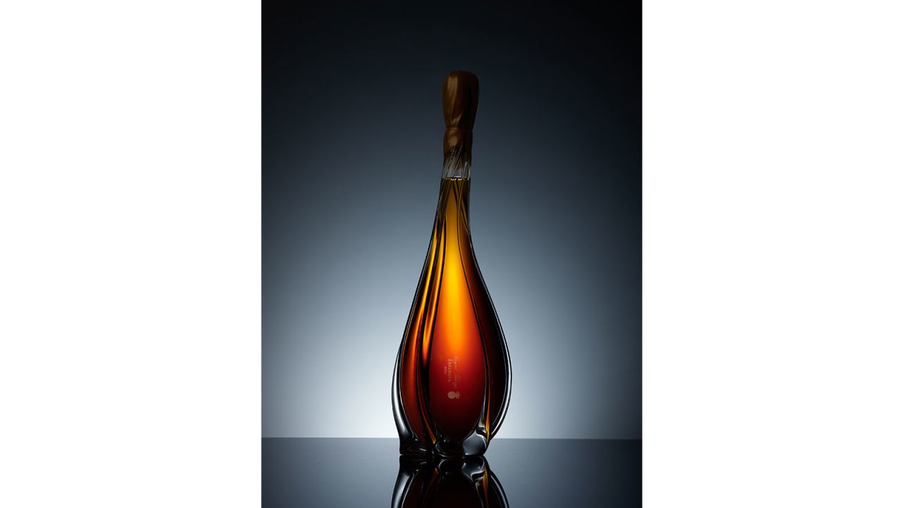 <strong>Unique product:</strong> The design of the Essencia 2018 decanter was apparently inspired by the wine "slowly dripping from the individually picked aszu berries."