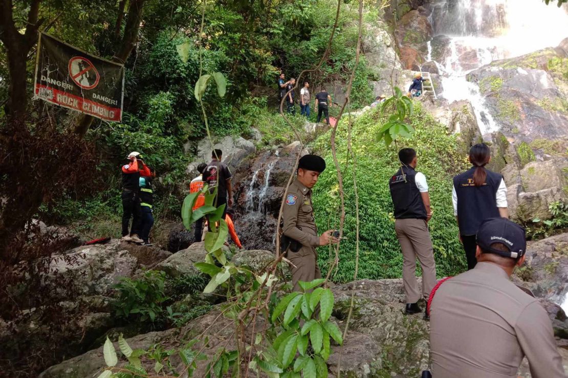 Rescuers from the Na Mueang Rescue Unit recovered the body of a French tourist from Na Mueang 2 waterfall on the island of Koh Samui. 