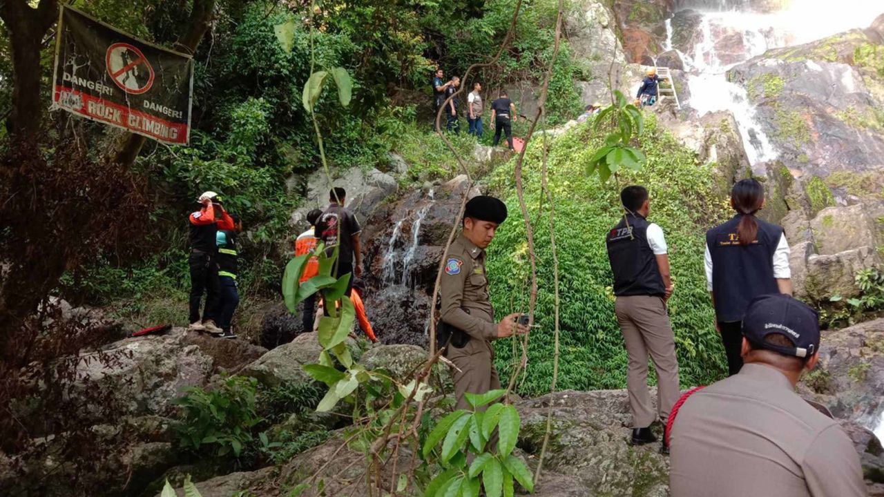 Rescuers from the Na Mueang Rescue Unit recovered the body of a French tourist from Na Mueang 2 waterfall on the island of Koh Samui.