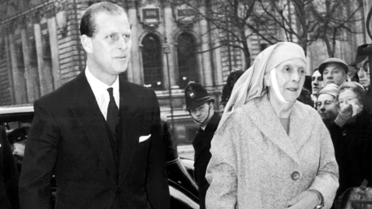 UNITED KINGDOM - JULY 03:  The Duke of Edinburgh escorting his mother, the Princess Alice of BATTENBERG , upon arriving at Westminster Abbey on July 3, 1960.  (Photo by Keystone-France/Gamma-Keystone via Getty Images)