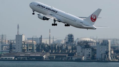 A Japan Airlines (JAL) passenger jet takes off from Haneda Airport in Tokyo on July 31, 2019. - Japanese carrier Japan Airlines said July 31 its first-quarter net profit dropped 32.1 percent due to growing fuel costs and the impact of the US-China trade war on cargo demand. (Photo by Kazuhiro NOGI / AFP)        (Photo credit should read KAZUHIRO NOGI/AFP via Getty Images)