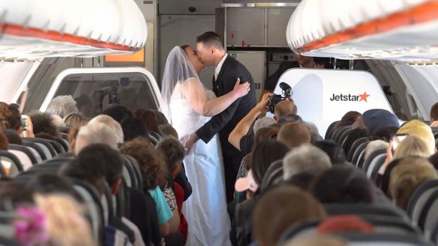 Cathy and David Valliant tied the knot on a Jetstar flight mid-way between Sydney and Auckland.